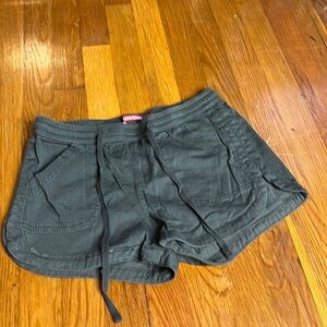 Women’s UnionBay pull string shorts dark gray used in great condition